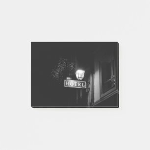 Vintage-Hotelschild, Straßenlaterne und viele Lich Post-it Klebezettel
