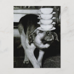 Vintage-Hund trägt Tassen und Untertassen auf der Postkarte