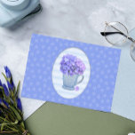 Vintage Hydrangea Grosser Schriftart Geburtstagska Karte<br><div class="desc">Diese Hübsche Hydrangea Geburtstagskarte verfügt über eine hübsche Hydrangea-Blüte in einem Vintagen Glaskasten aus Depressionsglas. Der große Schriftart-Vers im Inneren macht das Lesen leicht.</div>