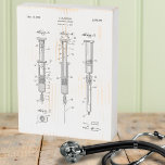 Vintage hypodermische Spritze Patent Wochenkasten  Holzkisten Schild<br><div class="desc">Dies ist das ideale Geschenk für den beruflichen Medizinstudenten oder Studierenden in Ihrem Leben! Der 1947 patentierte Designdruck für die hypodermische Nadel liegt direkt bei der Zuhause auf einem Vintagen,  weiß bedrängten Holzschild. Es ist ein ungewöhnliches Accessoire und Gesprächsstück für alle Büro- und Studentenwohnheime.</div>
