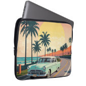 Vintage im Retro-Stil auf einer Küstenstraße Laptopschutzhülle (Vorne Rechts)