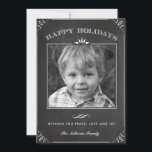 Vintage Imitats Chalkboard Happy Holidays Foto<br><div class="desc">Senden Sie Ihre Urlaubswünsche mit dieser individuell gestaltbaren Urlaubskarte an Freunde und Familie. Diese Foto-Urlaubskarte weist ein Imitat-Chalkboard-Muster auf. Personalisieren Sie diese,  indem Sie Ihre Daten hinzufügen. Diese individuelle Urlaubskarte ist auch in anderen Farben und mit einem Kartenmaterial erhältlich. Matching-Elemente sind verfügbar.</div>
