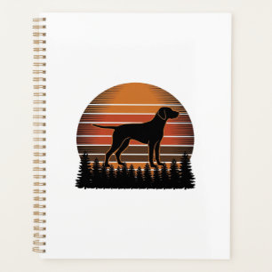 Vintage-Jagdhund-Sonnenuntergang-Wald-Vektordesign Planer