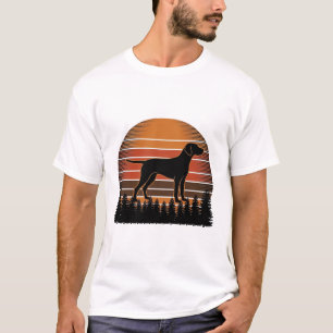 Vintage-Jagdhund-Sonnenuntergang-Wald-Vektordesign T-Shirt