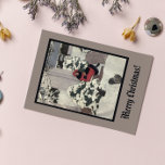 Vintage junge Frau Red Black Christmas Tree Doors Postkarte<br><div class="desc">Dieses Vintage Themed Retro Weihnachtsbaum Winterschwarz Titel,  Graffite Hintergrund und White Snow Holiday Postcard mit Dame in rotem Kleid draußen mit Weihnachtsgrüße wird perfekt für Ihren Urlaub Gruß. Sie können auch andere Designs in diesem Stile in meinem Laden finden.</div>