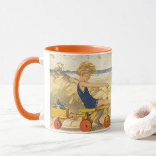 Vintage-Junge spielt am Strand mit Sandspielzeug Tasse