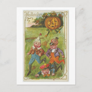 Vintage-Jungs laufen vor Halloween-Kürbislaterne w Postkarte