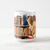 Vintage-Kaffeetasse mit Mädchen an einem Bücherreg Kaffeetasse (Mittel)