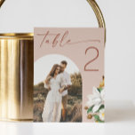 Vintage Kamelie. Foto-Hochzeit in Blassrosa Tischnummer<br><div class="desc">Elegante florale Drehschrift Hochzeit Tischnummer mit Blüte Vintage Kamelie und Foto in Pastellfarben blassrosa,  staubige Rose,  Cremefarben. Bitte kontaktieren Sie mich,  wenn Sie weitere Informationen benötigen.</div>