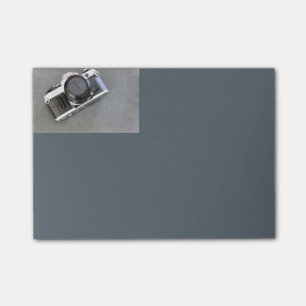 Vintage Kamera auf Tafel-Post-Itanmerkungen Post-it Klebezettel