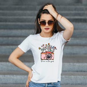 Vintage-Kamera & Blumen - Konzentriere dich auf da T-Shirt