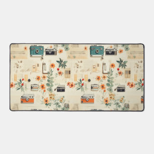 Vintage-Kamera-Radio-Blumen-Teal-Orange-Collage Schreibtischunterlage