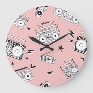 Vintage-Kassettenrekorder: Retro-Muster. Große Wanduhr