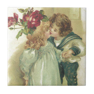 Vintage Kinder küssen einen Geburtstags-Gruß Fliese