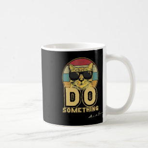 Vintage kinderlose Katzenmutter tut etwas Kaffeetasse