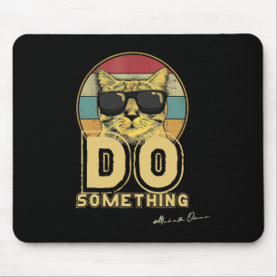 Vintage kinderlose Katzenmutter tut etwas Mousepad