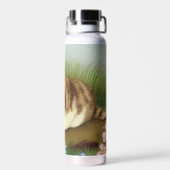 Vintage Kitten Illustration mit Blume Trinkflasche (Rückseite)