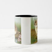 Vintage Kitten Illustration mit Blume Zweifarbige Tasse (Mittel)