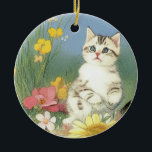 Vintage Kitten Illustration mit gelben Blumen Keramik Ornament<br><div class="desc">Ornament mit einer hübschen Kätzchen-Illustration. Ein weißes Kätzchen mit schwarzen Streifen und großen Augen sitzt auf den Hinterbeinen in einem Garten mit rosa,  gelben und weißen Blume. Ein wunderbares Geschenk für Katzenliebhaber und Viktorianische Kunstliebhaber!</div>