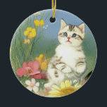 Vintage Kitten Illustration mit gelben Blumen Keramik Ornament<br><div class="desc">Ornament mit einer hübschen Kätzchen-Illustration. Ein weißes Kätzchen mit schwarzen Streifen und großen Augen sitzt auf den Hinterbeinen in einem Garten mit rosa,  gelben und weißen Blume. Ein wunderbares Geschenk für Katzenliebhaber und Viktorianische Kunstliebhaber!</div>