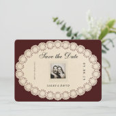 Vintage Klassische Papier-Spitze Save-the-Date-Kar (Stehend Vorderseite)
