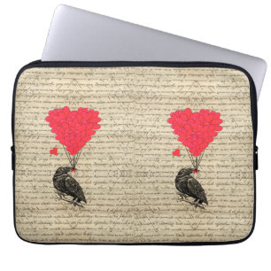 Vintage-Krähe und herzförmige Luftballons Laptopschutzhülle