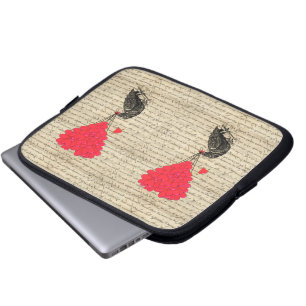 Vintage-Krähe und herzförmige Luftballons Laptopschutzhülle