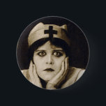 Vintage Krankenschwester theda bara lustig Button<br><div class="desc">Theda Bara als Krankenschwester in einem Vintagen Schwarzweißfilm. Sie hat einen besorgten Gesichtsausdruck. Eine lustige Comic-Erleichterung für alle Angestellten im Gesundheitswesen. Dieses Bild ist im öffentlichen Bereich ohne Einschränkungen.</div>