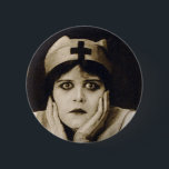 Vintage Krankenschwester theda bara lustig Button<br><div class="desc">Theda Bara als Krankenschwester in einem Vintagen Schwarzweißfilm. Sie hat einen besorgten Gesichtsausdruck. Eine lustige Comic-Erleichterung für alle Angestellten im Gesundheitswesen. Dieses Bild ist im öffentlichen Bereich ohne Einschränkungen.</div>