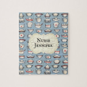 Vintage-Krankenschwesterkappen auf blauem Monogram Puzzle