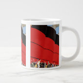 Vintage Kreuzfahrtpassagiere Abschied nehmen Jumbo-Tasse (Rechts)