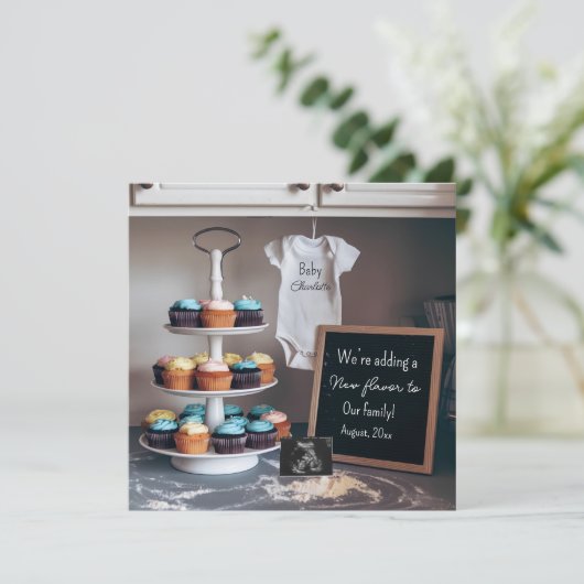 Vintage Küche Cupcake Schwangerschaftsankündigung Einladung (Stehend Vorderseite)