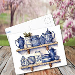 Vintage Küche Shelf Blau Weiße Geschirr Tee Kaffee Postkarte<br><div class="desc">Digitales Bild eines Vintagen Küchenregals auf dem Land. Teekannen in Retro-Blau und Weiß,  Kaffeekannen,  Geschirr in Blau und Weiß,  Blume aus Keramik,  Kanister,  Suppenschüsseln und Tasse auf einem rustikalen Holzregal. Mit KI erstellt</div>
