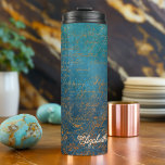 Vintage Kupferpatina mit türkisfarbener Kalligrafi Thermosbecher<br><div class="desc">Dieses Design zeigt eine wunderschöne Mischung aus Vintager Kupferpatina und zarter türkisfarbener Kalligraphie und bietet eine einzigartige und künstlerische Touch. Die kräftigen Texturen und die lebhaften Farben verleihen dem Ganzen ein Gefühl zeitloser Eleganz, das perfekt dazu geeignet ist, Einladungen, Wohngestaltung oder persönliche Schreibwaren zu verleihen. Die Kombination aus alten Kupfertönen...</div>