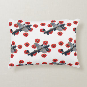 Vintage Lancaster zwischen roten Mohnblumen Dekokissen