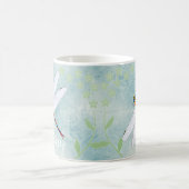 Vintage Libelle auf verblaßtem Blumenhintergrund Kaffeetasse (Mittel)