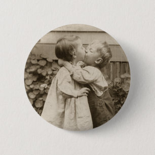 Vintage Liebe Foto Kinder Küssen im Garten Button