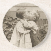 Vintage Liebe Foto Kinder Küssen im Garten