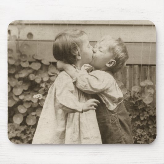 Vintage Liebe Foto Kinder Küssen im Garten Mousepad (Vorne)
