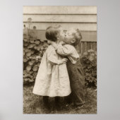 Vintage Liebe Foto Kinder Küssen im Garten Poster (Vorne)