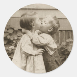 Vintage Liebe Foto Kinder Küssen im Garten Runder Aufkleber