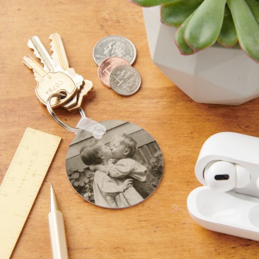 Vintage Liebe Foto Kinder Küssen im Garten Schlüsselanhänger (Schreibtisch)