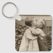 Vintage Liebe Foto Kinder Küssen im Garten Schlüsselanhänger (Vorderseite)