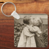 Vintage Liebe Foto Kinder Küssen im Garten Schlüsselanhänger (Vorderseite)