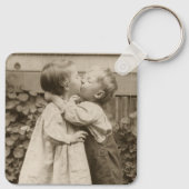 Vintage Liebe Foto Kinder Küssen im Garten Schlüsselanhänger (Rückseite)