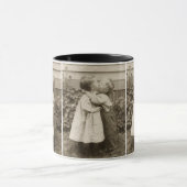 Vintage Liebe Foto Kinder Küssen im Garten Tasse (Zentrum)