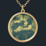 Vintage Liebe und romanisches Foto, Kinder Kiss Vergoldete Kette<br><div class="desc">Vintages Schwarz-Weiß-Sepia-Foto mit einer Viktorianischen Liebe und Romantik-Szene. Romantisches Bild mit einem kleinen Jungen und einem kleinen Mädchen,  zwei Kindern,  die einen unschuldigen Kuss teilen.</div>