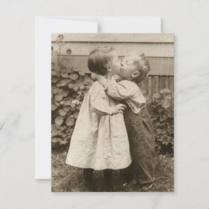 Vintage Liebesfoto von Kindern, die in einem Garte