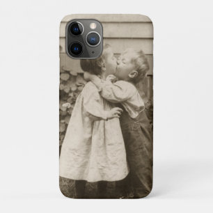 Vintage-Liebesfoto von Kindern, die in einem Garte Case-Mate iPhone Hülle