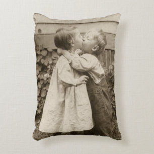 Vintage-Liebesfoto von Kindern, die in einem Garte Dekokissen